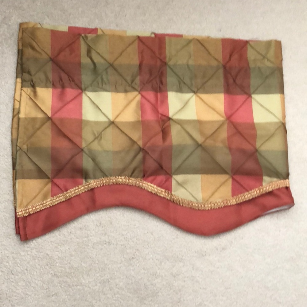 Beautiful Lined Valance - Picture 3 of 8